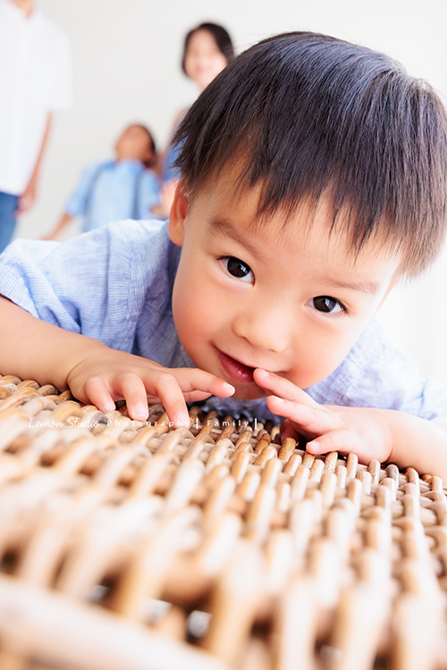 馨璐媽麻一家第三次來拍照，這次也是回台灣時抽空來拍照，今年哥哥七歲了、弟弟兩歲！這張是兩歲的弟弟的寶寶寫真！