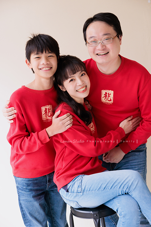 Kristy媽麻一家年初時來拍照，拍了一系列的拜年相片，這張是Kristy媽麻和先生及兒子的合照！