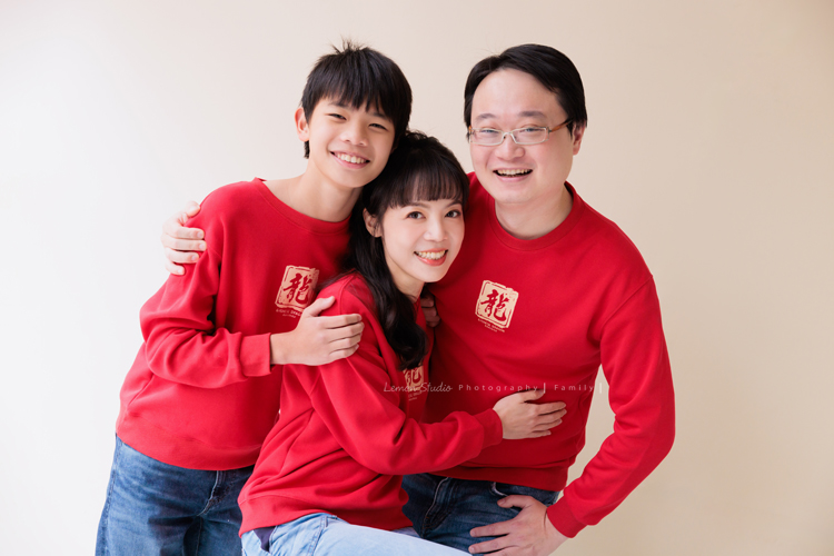 Kristy媽麻一家年初時來拍照，拍了一系列的拜年相片，這張是Kristy媽麻和先生及兒子的合照！三人很自然地笑得很開心的一張相片！