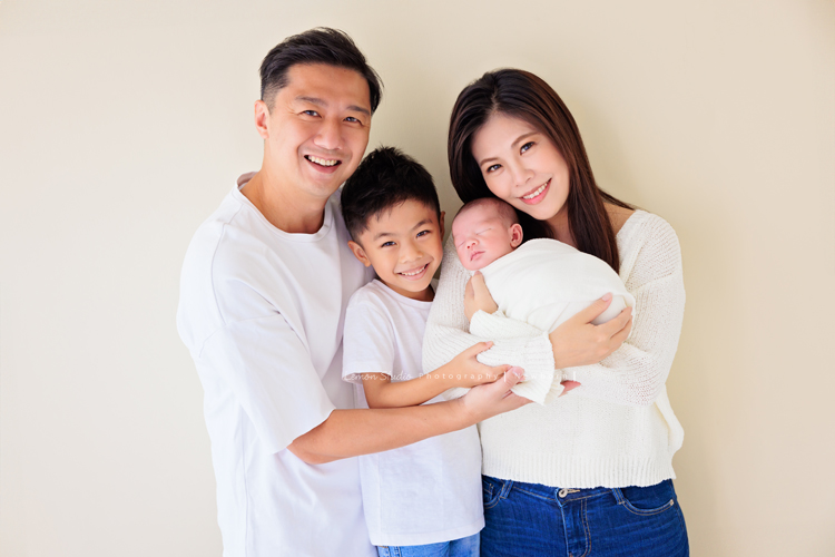 Renee媽麻一家第三次來拍照！這次是可愛的弟弟出生的新生兒寫真拍照紀念！全家一起入鏡！這張是一家四口弟弟出生後的第一個全家福！