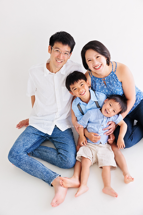 馨璐媽麻一家第三次來拍照，這次也是回台灣時抽空來拍照，今年哥哥七歲了、弟弟兩歲！這張是可可愛愛的一家人的全家福！