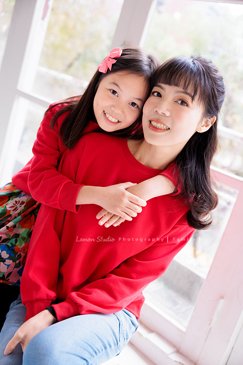 Kristy媽麻一家年初時來拍照，拍了一系列的拜年相片，這張是Kristy媽麻和女兒的合照！