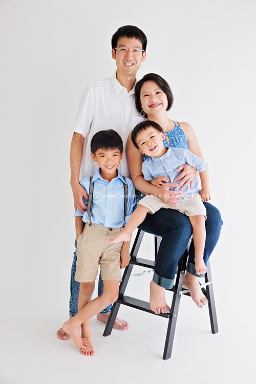 馨璐媽麻一家第三次來拍照，這次也是回台灣時抽空來拍照，今年哥哥七歲了、弟弟兩歲！這張是一家四口的全家福！