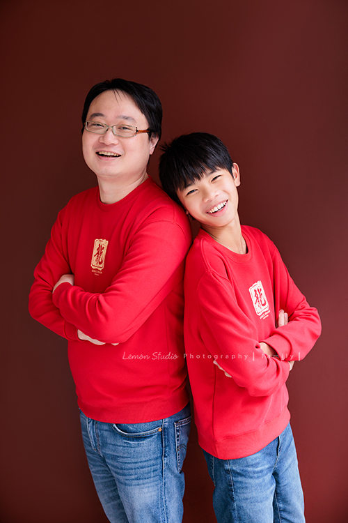 Kristy媽麻一家年初時來拍照，拍了一系列的拜年相片，這張是爸拔和哥哥背靠著背的合照！