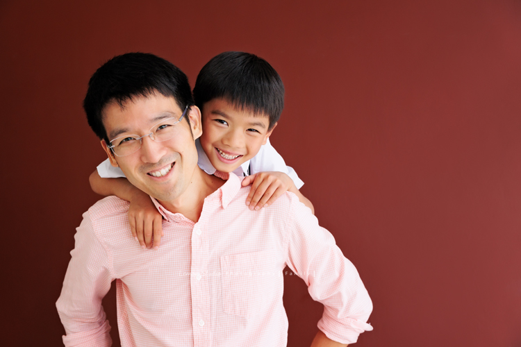 馨璐媽麻一家第三次來拍照，這次也是回台灣時抽空來拍照，今年哥哥七歲了、弟弟兩歲！這張是爸拔和哥哥的合照！