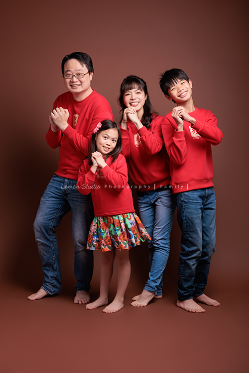 Kristy媽麻一家年初時來拍照，拍了一系列的拜年相片，這張是Kristy媽麻一家拜年的全家福！一家人都好可愛啊！