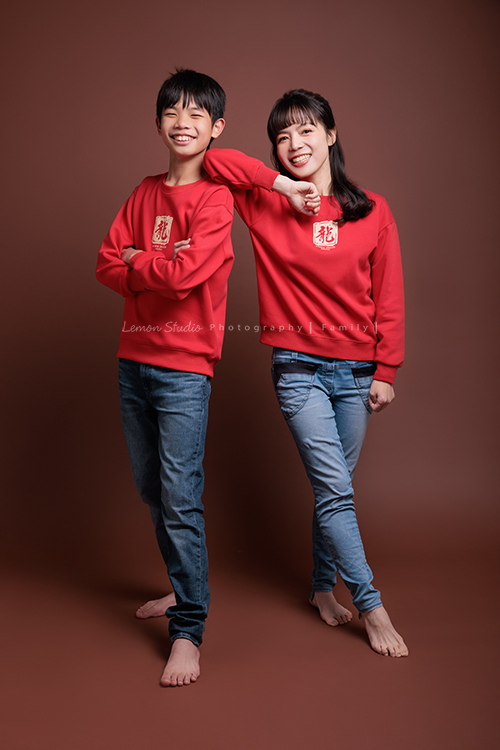 Kristy媽麻一家年初時來拍照，拍了一系列的拜年相片，這張是Kristy媽麻和兒子的合照！兩人都笑得好燦爛啊！