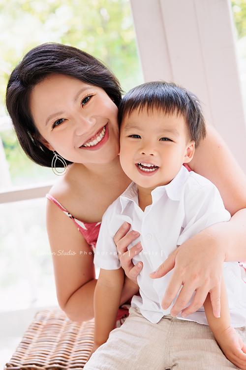 馨璐媽麻一家第三次來拍照，這次也是回台灣時抽空來拍照，今年哥哥七歲了、弟弟兩歲！這張是媽麻和弟弟的可愛合照！