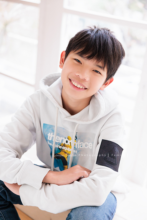 Kristy媽麻一家年初時來拍照，拍了一系列的拜年相片，這張是哥哥的個人寫真！哥哥很帥啊！