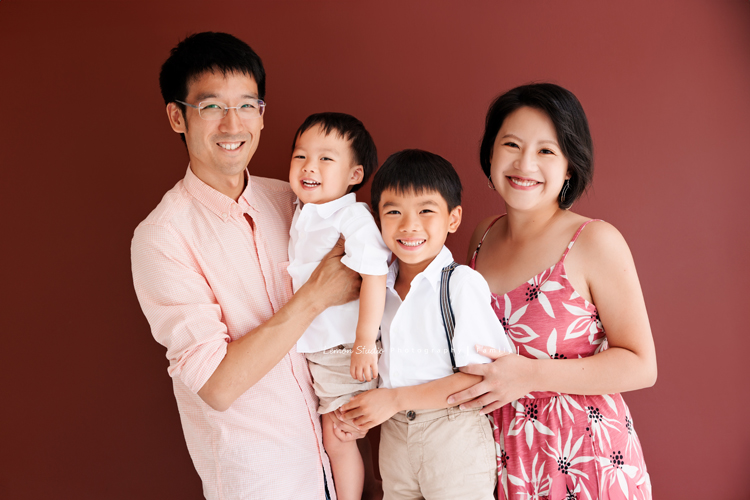 馨璐媽麻一家第三次來拍照，這次也是回台灣時抽空來拍照，今年哥哥七歲了、弟弟兩歲！這張是一家人美麗的全家福！