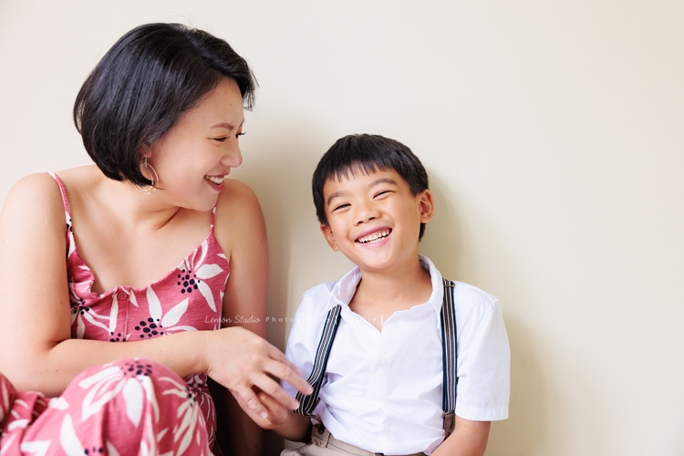 馨璐媽麻一家第三次來拍照，這次也是回台灣時抽空來拍照，今年哥哥七歲了、弟弟兩歲！這張是媽麻和哥哥的互動，好喜歡這張的fu!
