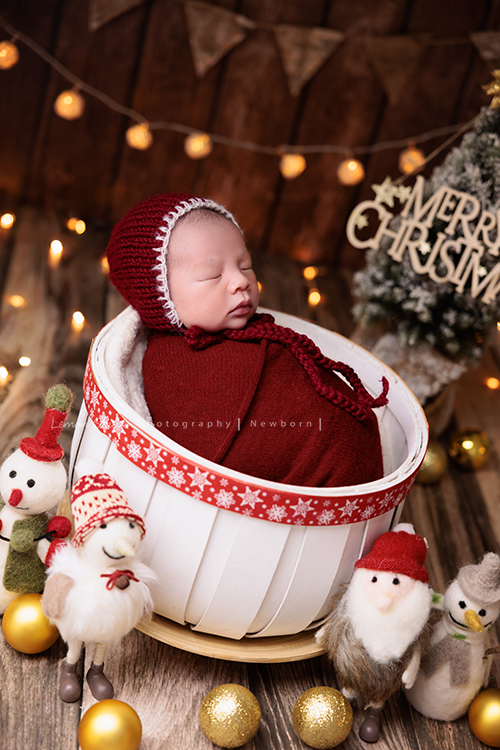 Renee媽麻一家第三次來拍照！這次是可愛的弟弟出生的新生兒寫真拍照紀念！全家一起入鏡！這張是寶寶的新生兒寶寶聖誕寫真！