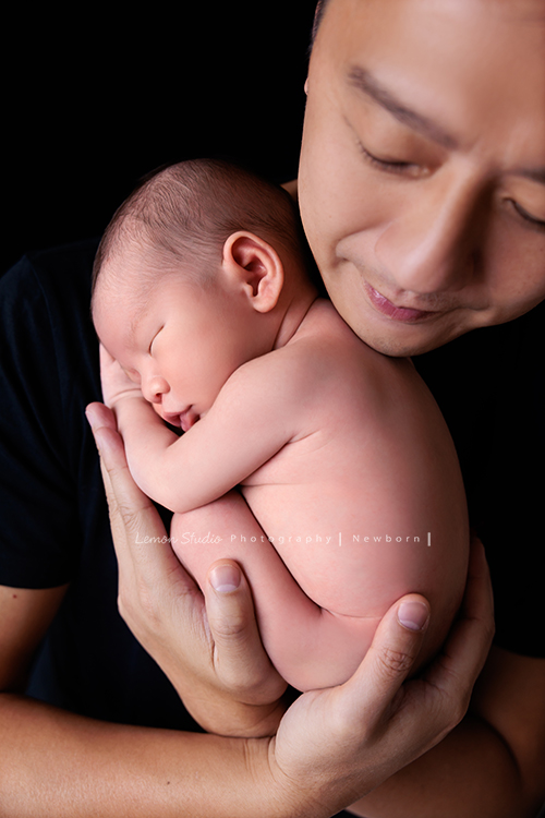 Renee媽麻一家第三次來拍照！這次是可愛的弟弟出生的新生兒寫真拍照紀念！全家一起入鏡！這張是爸拔抱著弟弟的很美的一張相片！
