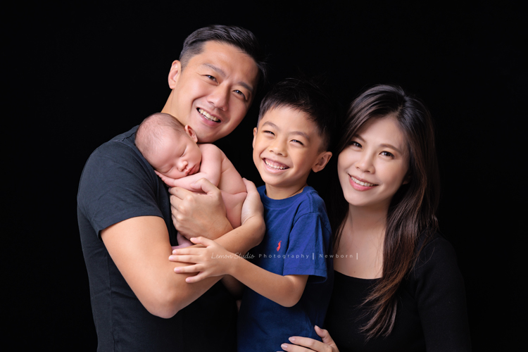 Renee媽麻一家第三次來拍照！這次是可愛的弟弟出生的新生兒寫真拍照紀念！全家一起入鏡！這張是一家四口弟弟出生後的全家福！全家都好開心啊！