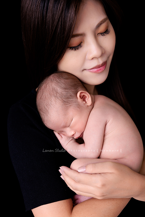 Renee媽麻一家第三次來拍照！這次是可愛的弟弟出生的新生兒寫真拍照紀念！全家一起入鏡！這張是媽麻抱著弟弟的很美的一張相片！
