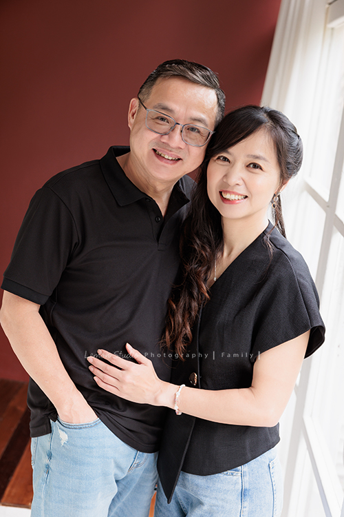 Windy媽麻一家第三次來拍照，好喜歡這樣一家人在一起的美好，這張是爸拔媽麻輕鬆的合照！兩人感情很好啊！