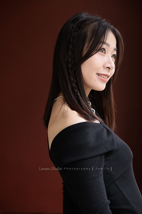 Windy媽麻一家第三次來拍照，好喜歡這樣一家人在一起的美好，這張是可愛的二姊的側臉寫真！