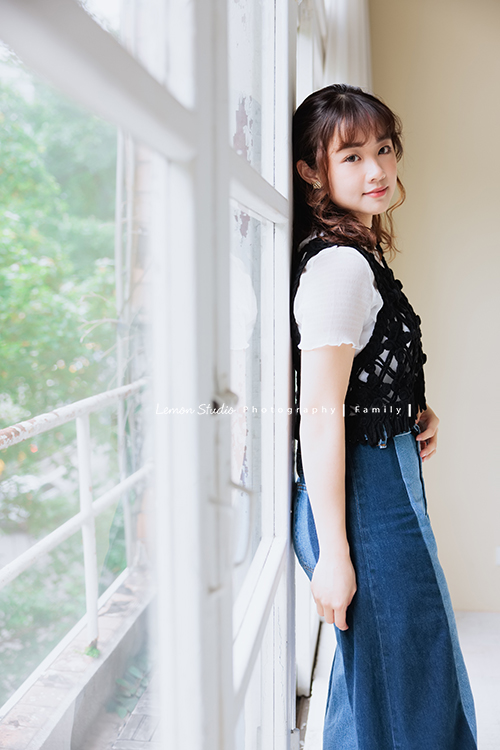 Windy媽麻一家第三次來拍照，好喜歡這樣一家人在一起的美好，這張是大姊在窗邊的個人寫真！