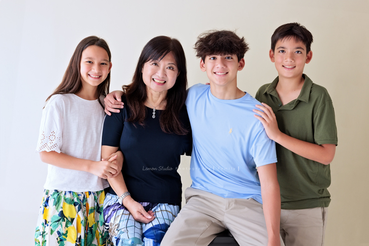 Angie媽麻一家及外婆Mimi回台灣時來拍照，這張是外婆Mimi及三個孫兒女的合照！