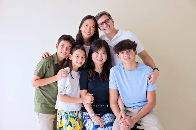 Angie媽麻一家及外婆Mimi回台灣時來拍照，這張是大家一起入鏡的全家福寫真！