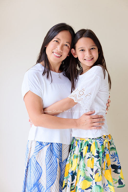 Angie媽麻一家及外婆Mimi回台灣時來拍照，這張是媽麻及女兒Katerina兩人相擁的合照！