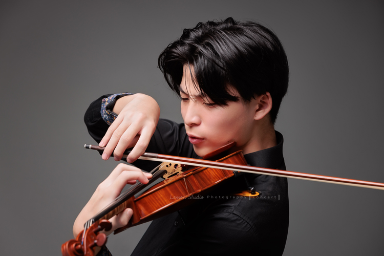 高二的政岳來拍音樂會要使用的相片，可以感覺到他是一個很有天賦及同時非常努力的青少年，政岳的高顏值外表下，是一位有自信、內涵及有想法的男孩，這張是政岳手非常投入地拉著小提琴的相片！