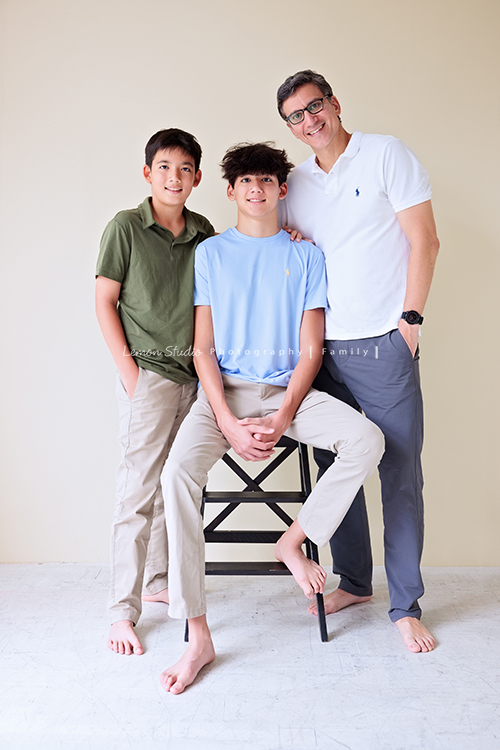 Angie媽麻一家及外婆Mimi回台灣時來拍照，這張是爸拔及大哥Niko、二哥Mitchell三人的合照！