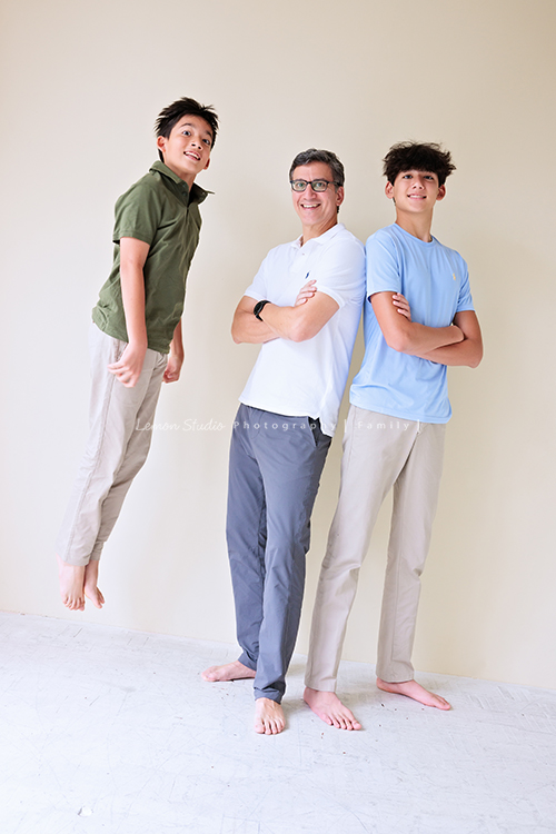 Angie媽麻一家及外婆Mimi回台灣時來拍照，這張是爸拔及大哥Niko、二哥Mitchell三人的合照系列之四！很活潑的一張相片啊！