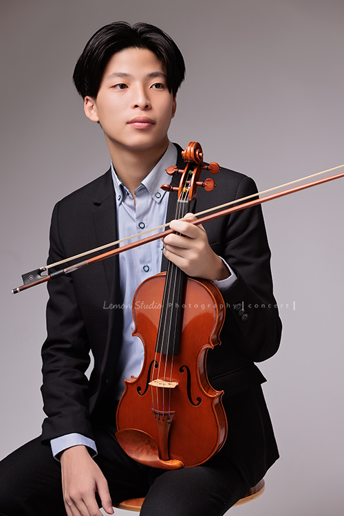 高二的政岳來拍音樂會要使用的相片，可以感覺到他是一個很有天賦及同時非常努力的青少年，政岳的高顏值外表下，是一位有自信、內涵及有想法的男孩，這張是政岳手拿提琴，沒有正面看鏡頭的帥氣相片！
