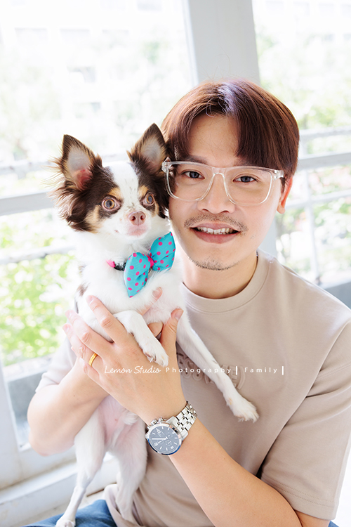 JiaHeng和先生帶著爸媽、哥嫂一起來拍家庭攝影＆寵物寫真，寶貝吉娃娃也是家人當然要一起入鏡，這張是哥哥和寶貝吉娃娃的可愛合照！