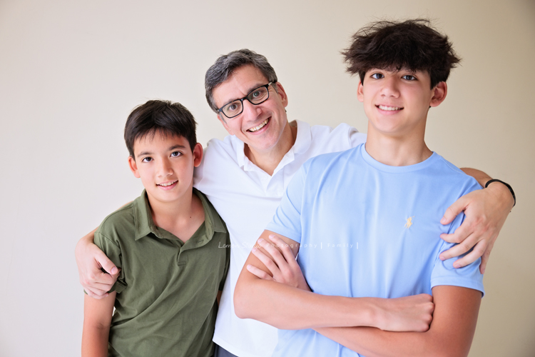 Angie媽麻一家及外婆Mimi回台灣時來拍照，這張是爸拔及大哥Niko、二哥Mitchell三人的合照系列之三！大哥好帥啊！
