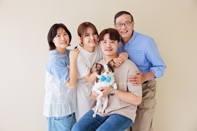 JiaHeng和先生帶著爸媽、哥嫂一起來拍家庭攝影＆寵物寫真，寶貝吉娃娃也是家人當然要一起入鏡，這張是哥哥嫂嫂和爸爸媽媽的全家福！