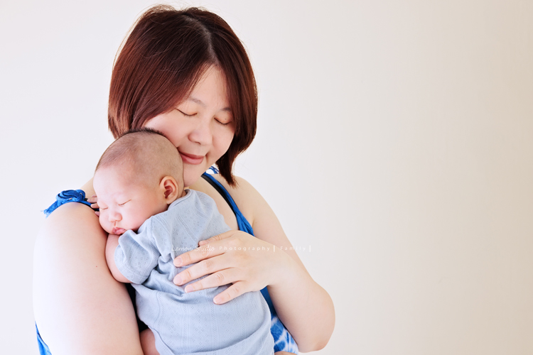 Ellie和先生帶著兩個月的寶貝及貓咪家人們來拍照，每一張相片都可以感覺到很舒服恬靜的幸福感，Eliie媽麻和先生也將平時的興趣帶入做為拍照的主題，這張是Ellie媽麻抱著乖乖睡的寶貝！好恬靜的一張相片！