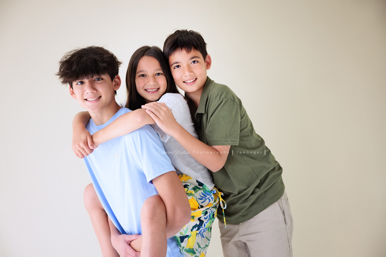 Angie媽麻一家及外婆Mimi回台灣時來拍照，這張是三個孩子的可愛合照！