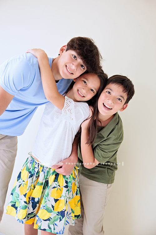 Angie媽麻一家及外婆Mimi回台灣時來拍照，這張是三個孩子的可愛合照！看得出來三人感情很好啊！