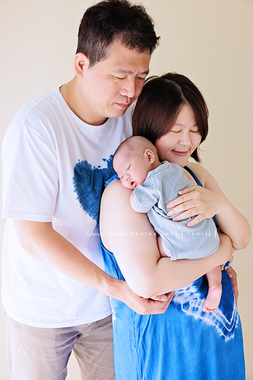 Ellie和先生帶著兩個月的寶貝及貓咪家人們來拍照，每一張相片都可以感覺到很舒服恬靜的幸福感，Eliie媽麻和先生也將平時的興趣帶入做為拍照的主題，這張是Ellie媽麻和先生抱著可愛的寶貝的合照！