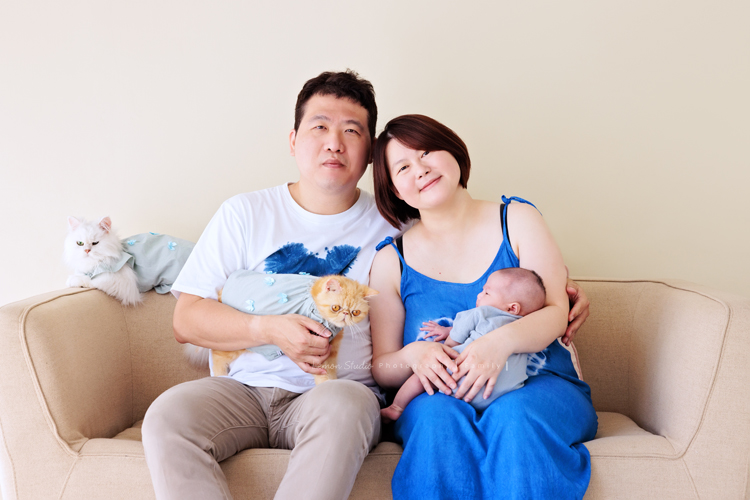 Ellie和先生帶著兩個月的寶貝及貓咪家人們來拍照，每一張相片都可以感覺到很舒服恬靜的幸福感，Eliie媽麻和先生也將平時的興趣帶入做為拍照的主題，這張是一家五口可愛的全家福寫真！