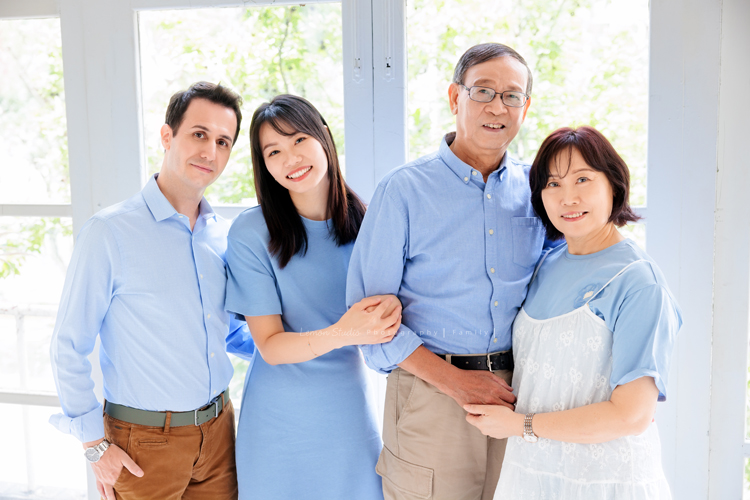 JiaHeng和先生帶著爸媽、哥嫂一起來拍家庭攝影＆寵物寫真，寶貝吉娃娃也是家人當然要一起入鏡，這張是JiaHeng和先生和爸爸媽媽的合照！