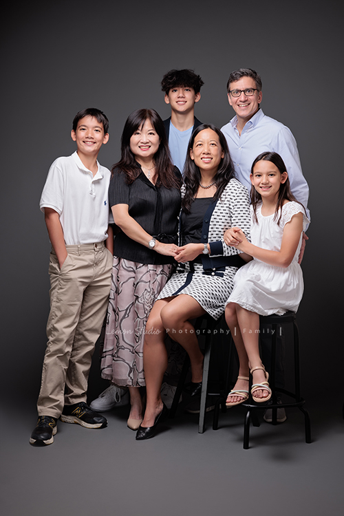 Angie媽麻一家及外婆Mimi回台灣時來拍照，這張是一家人及外婆Mimi一起的大合照全家福！