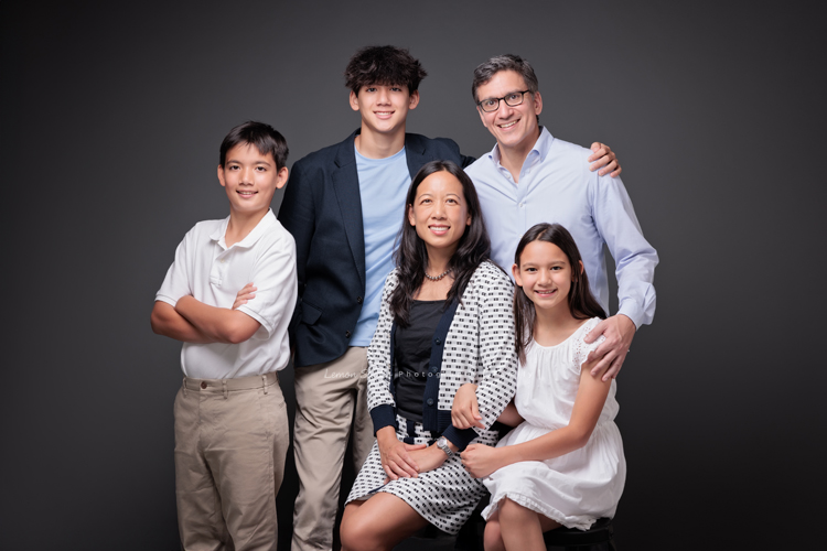 Angie媽麻一家及外婆Mimi回台灣時來拍照，這張是Angie媽麻一家五口的全家福寫真系列之二！