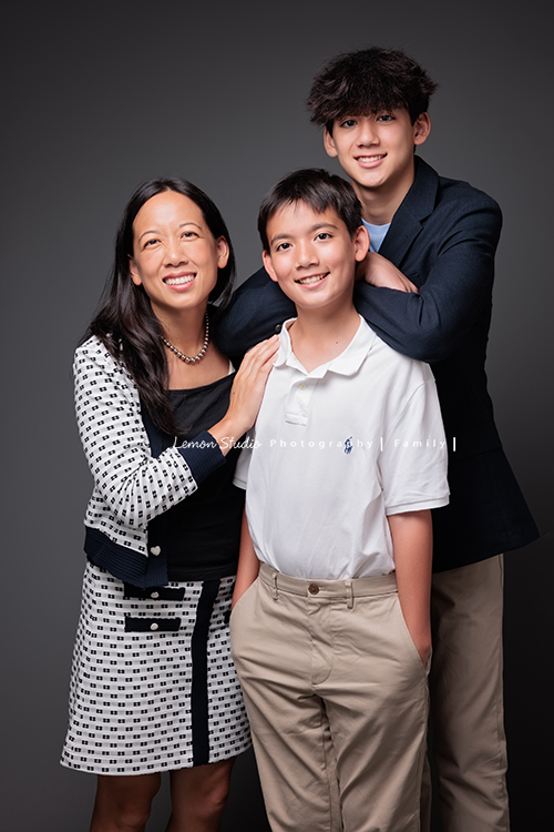 Angie媽麻一家及外婆Mimi回台灣時來拍照，這張是Angie媽麻與兩位帥兒子的合照！