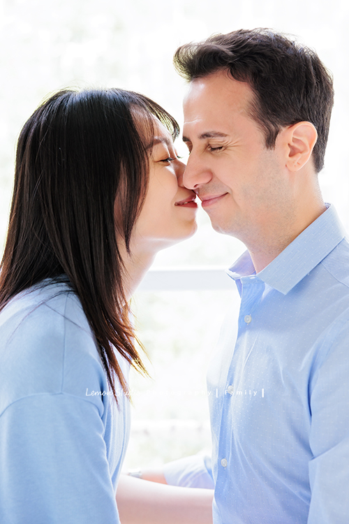 JiaHeng和先生帶著爸媽、哥嫂一起來拍家庭攝影＆寵物寫真，寶貝吉娃娃也是家人當然要一起入鏡，這張是JiaHeng和先生的超可愛互動紀錄！