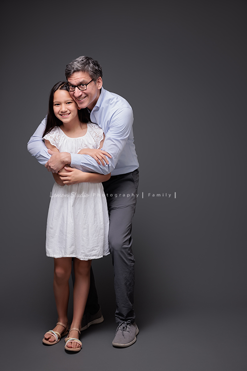 Angie媽麻一家及外婆Mimi回台灣時來拍照，這張是爸拔及女兒Katerina的合照系列之二！