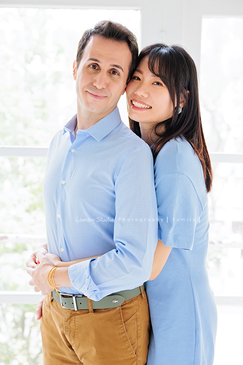 JiaHeng和先生帶著爸媽、哥嫂一起來拍家庭攝影＆寵物寫真，寶貝吉娃娃也是家人當然要一起入鏡，這張是JiaHeng從後面抱著先生的合照！兩人感情很好啊！