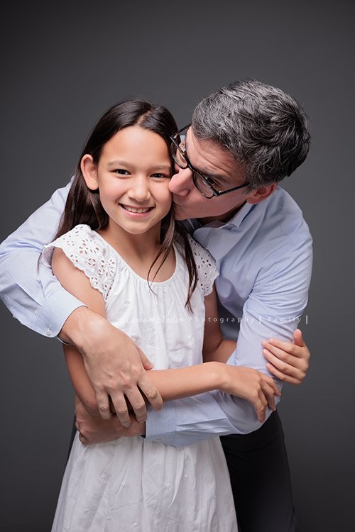 Angie媽麻一家及外婆Mimi回台灣時來拍照，這張是爸拔親親女兒Katerina的合照！