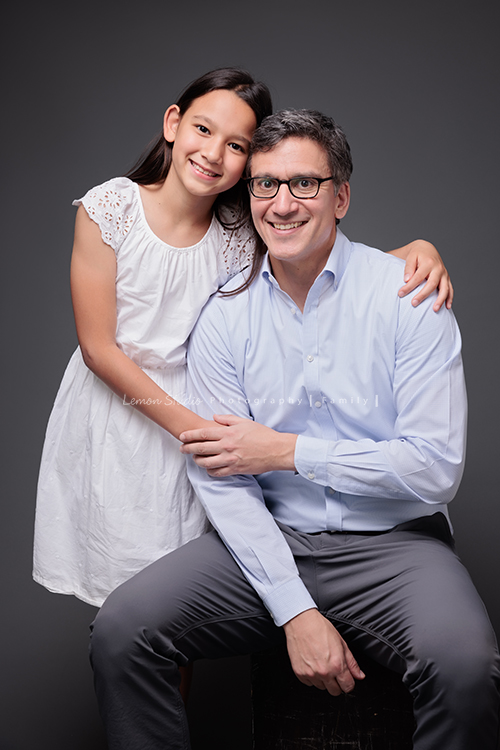 Angie媽麻一家及外婆Mimi回台灣時來拍照，這張是爸拔及女兒Katerina的合照系列之二！爸拔與前世情人的合照！