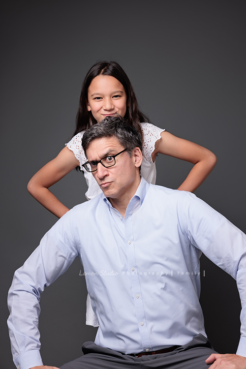 Angie媽麻一家及外婆Mimi回台灣時來拍照，這張是爸拔及女兒Katerina的合照系列之一，爸拔很活潑幽默！這張爸拔的表情超逗趣！