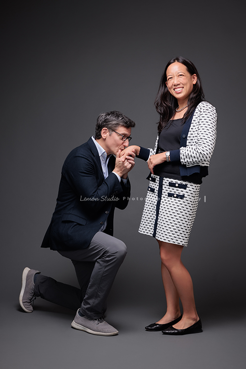 Angie媽麻一家及外婆Mimi回台灣時來拍照，這張是Angie媽麻與先生的合照！這張先生跪下來親吻Angie媽麻的手！太可愛的一張相片了！