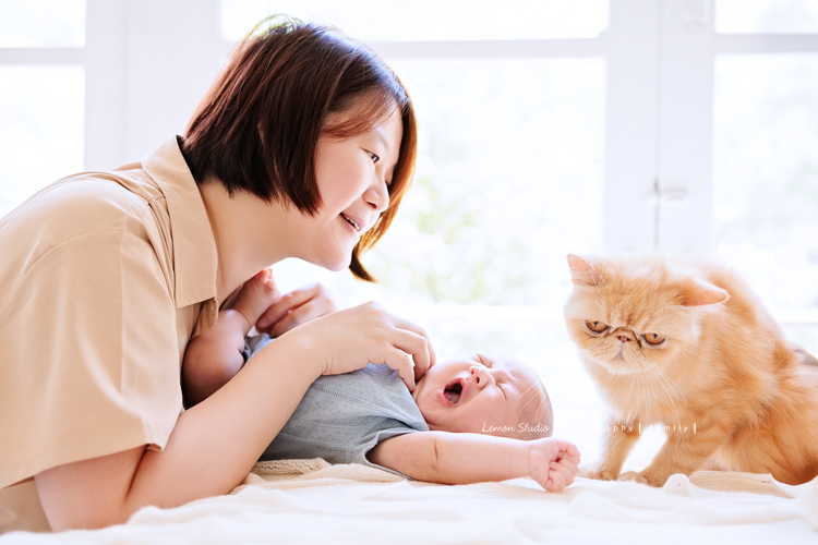 Ellie和先生帶著兩個月的寶貝及貓咪家人們來拍照，每一張相片都可以感覺到很舒服恬靜的幸福感，Eliie媽麻和先生也將平時的興趣帶入做為拍照的主題，這張是Ellie和寶貝及貓咪的可愛的互動紀錄之三！太可愛了！