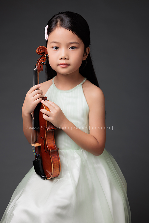 四位孩子來拍辦音樂會要使用的相片，現場嘰哩呱啦的，今天先放個兒最小年紀最小詩軒的相片，詩軒很期待這天的拍照，她拉起琴來很有自信超好聽的啊！這張的詩軒有一種超齡的氣質美！